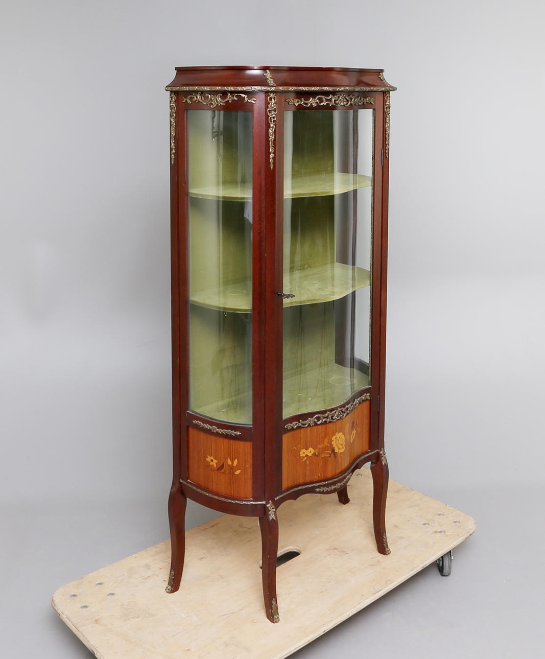 VITRINSKÅP, rokokostil, 1900-tal.