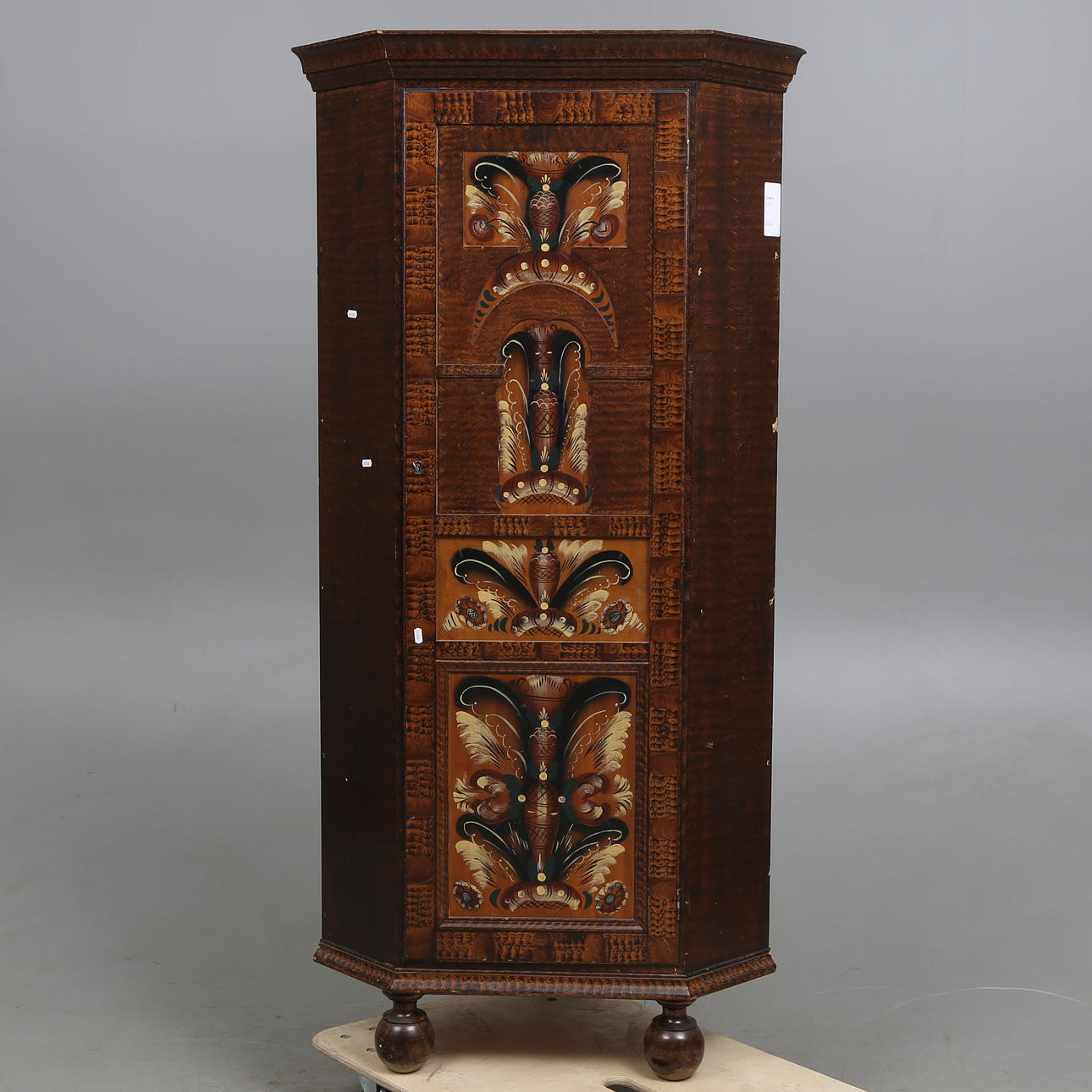 HÖRNSKÅP, Dalarna, 1900-tal.