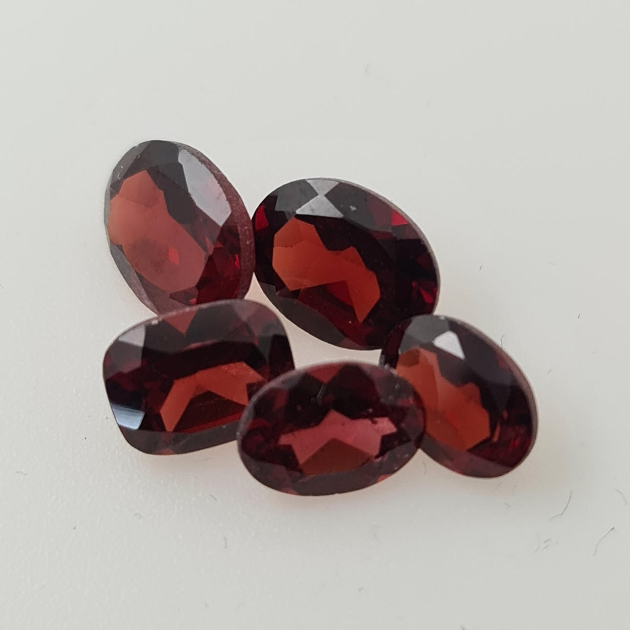Piropo almandino. Formas ovaladas y de cojín.