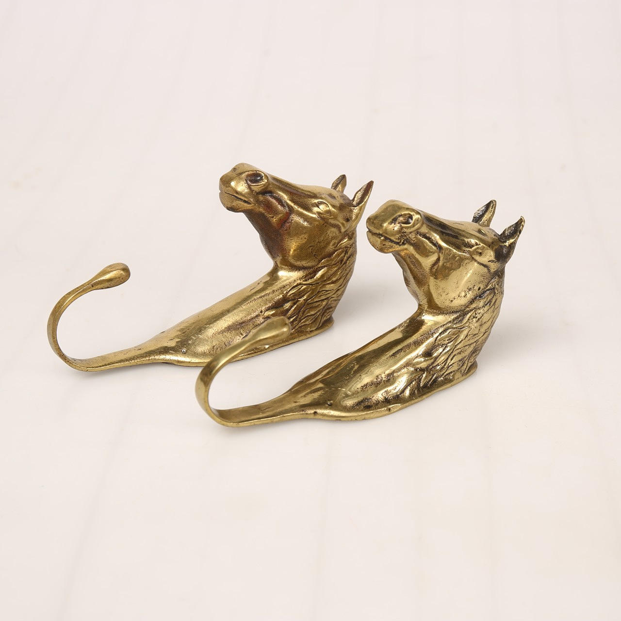 AUFHÄNGER, gelbes Metall, Pferdekopf, 2 Stück.