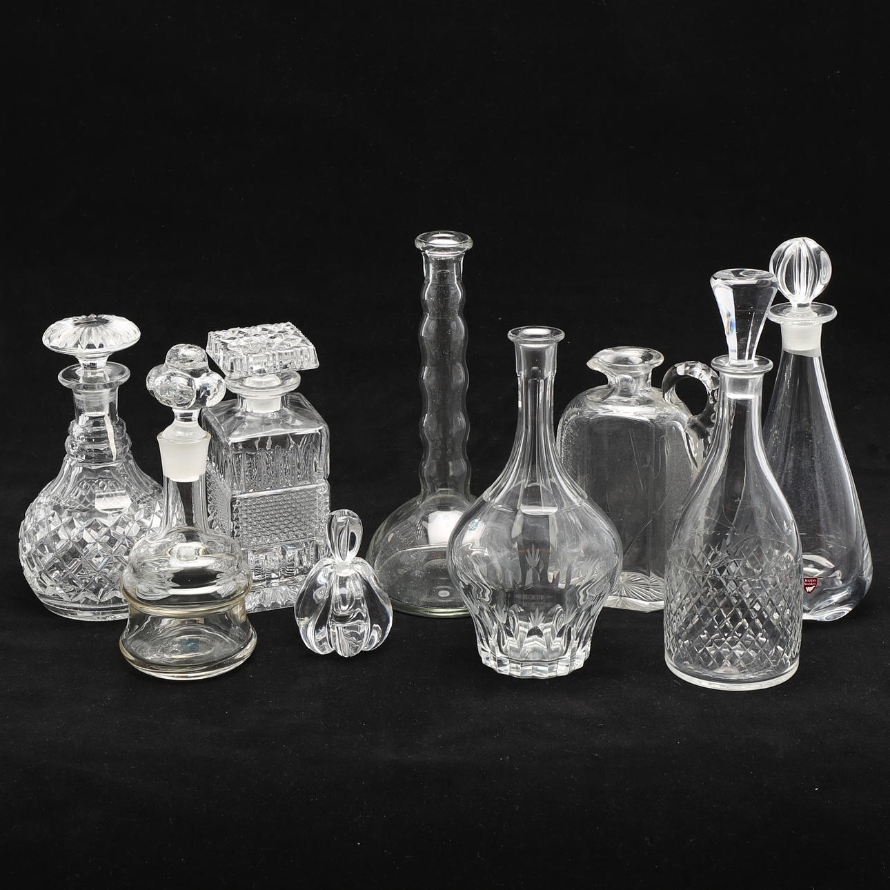 KARAFFER, 9 st, glas, bl a Orrefors, 1900-tal.
