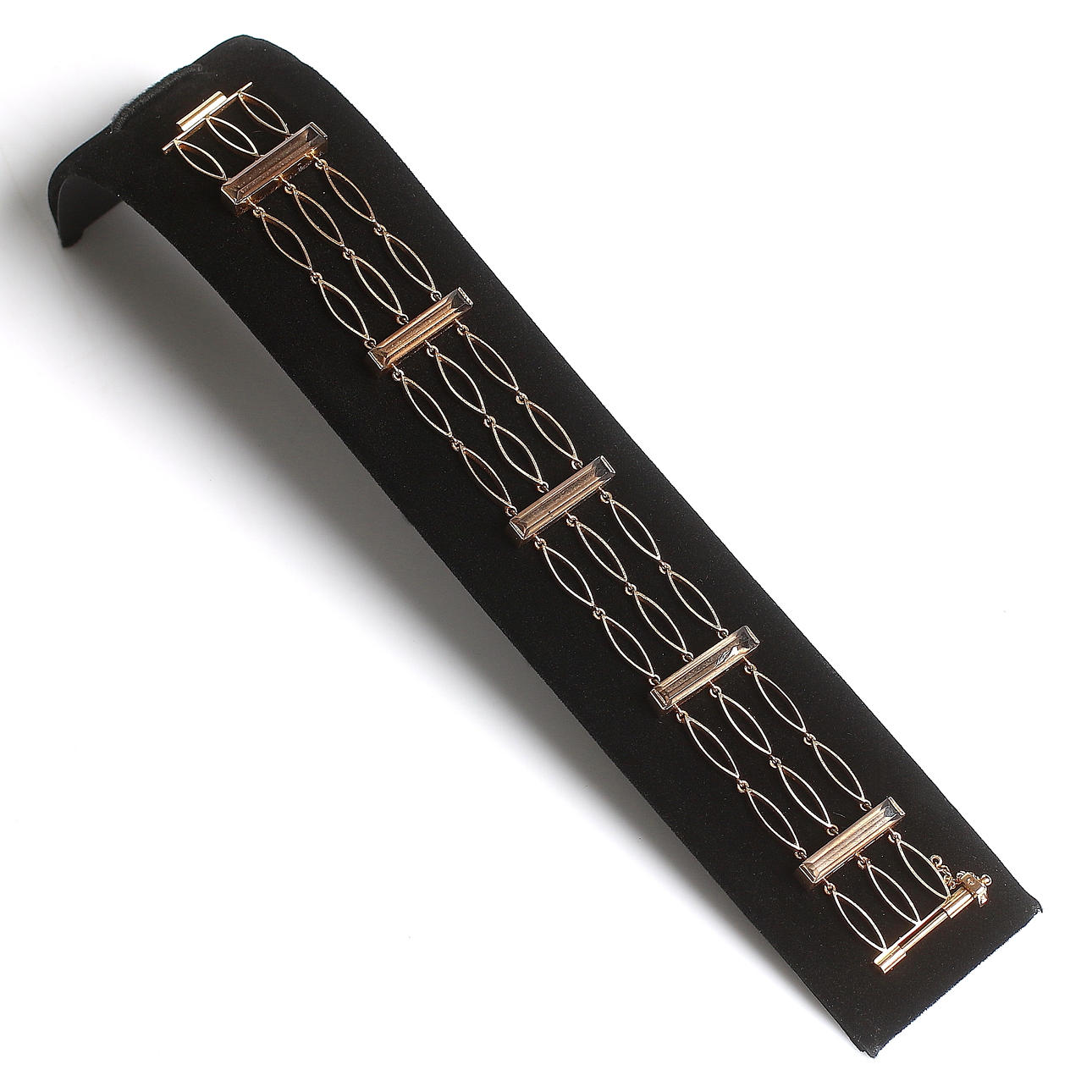 ARMBAND, 18k guld, med rökkvarts, Göte Carlebjörk, Eskilstuna. 1964. Bruttovikt 26 gram.