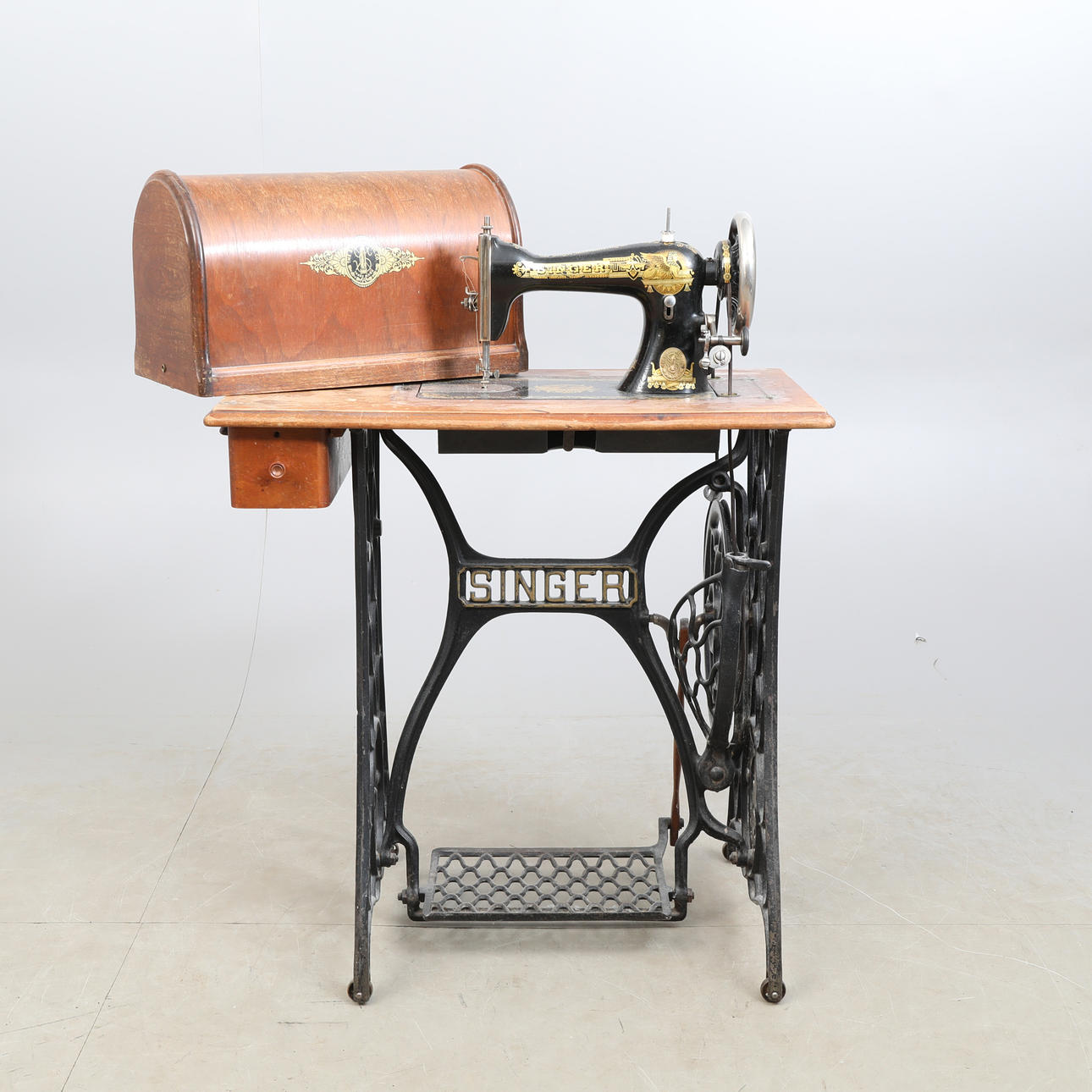 SYMASKIN Singer, samt tillbehör.