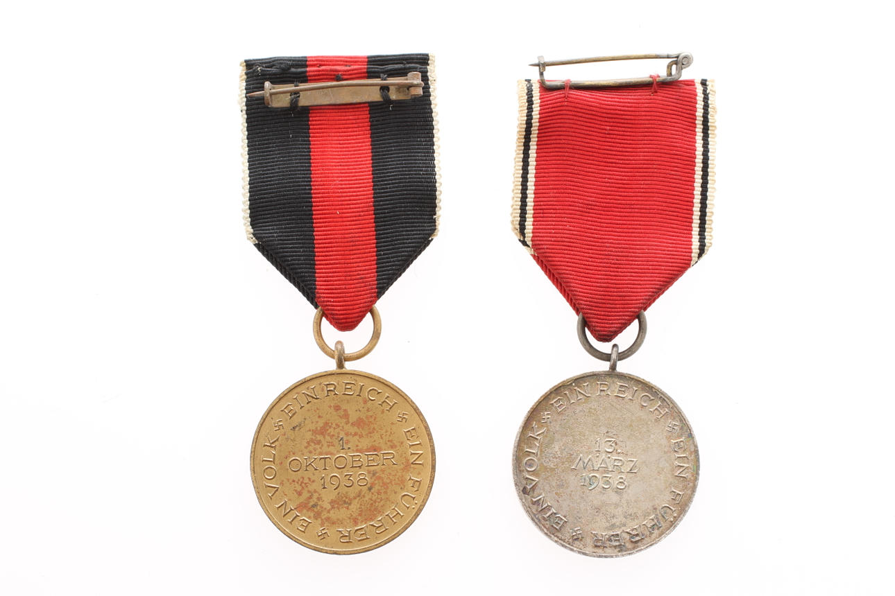 MEDALJER 2 stycken (Die Medaille zur Erinnerung an den 13. März 1938),, Anschluss och (Die Medaille zur Erinnerungen an den 1. Oktober 1938).