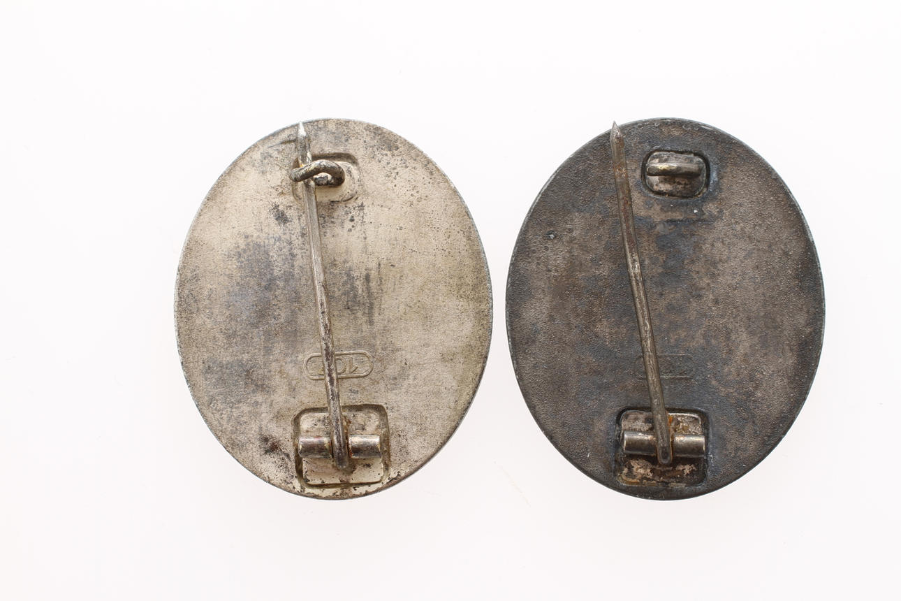 SÅRADMÄRKEN 2 stycken i silver - (Verwundetenabzeichen), en tillverkarmärkt 107 på baksidan, Carl Wild från Hamburg, den andra svårtydd.