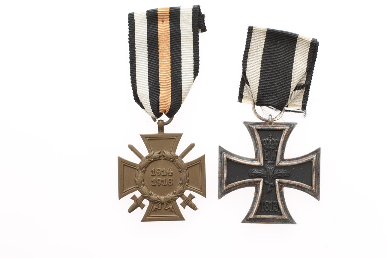 JÄRNKORSET 1914 andra klassen tillverkarmärkt S-W i ringen (Sy-Wagner Berlin) och Hindenburgkorset (Ehrenkreuz des Weltkrieges).