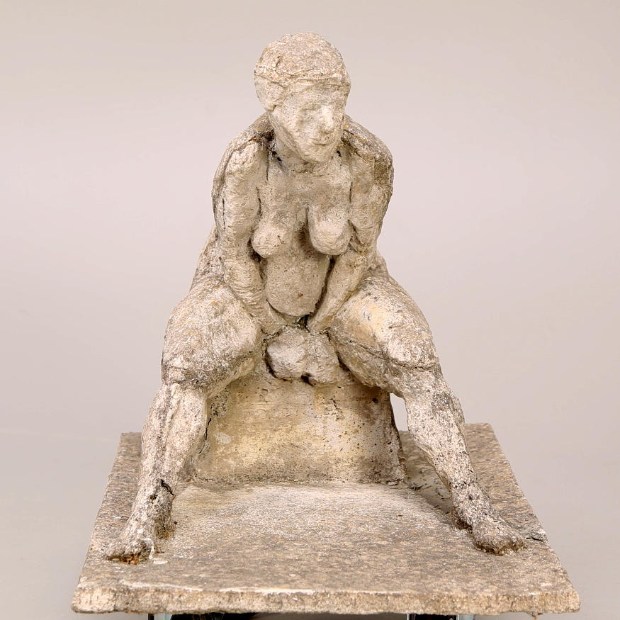 WANJA "NONES" HÅKANSSON. Skulptur, betong, sittande kvinna.