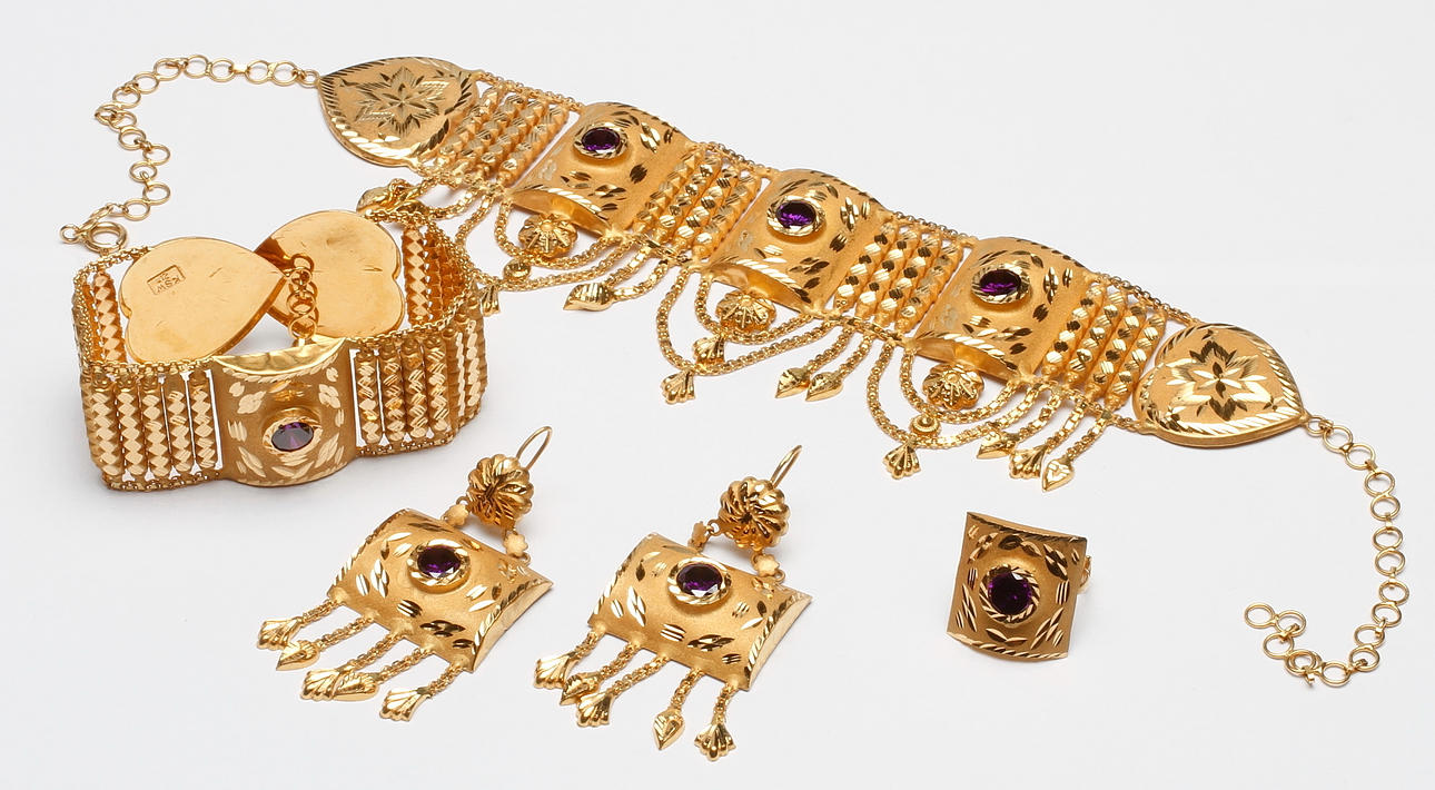 SMYCKESET MED LILA STENAR, 21k guld, total vikt ca 93 gr.