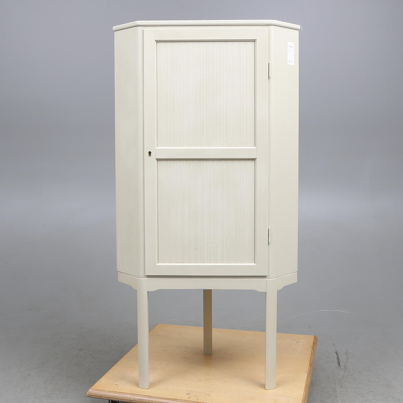 HÖRNSKÅP, vitlackerat, 1900-talets andra hälft.