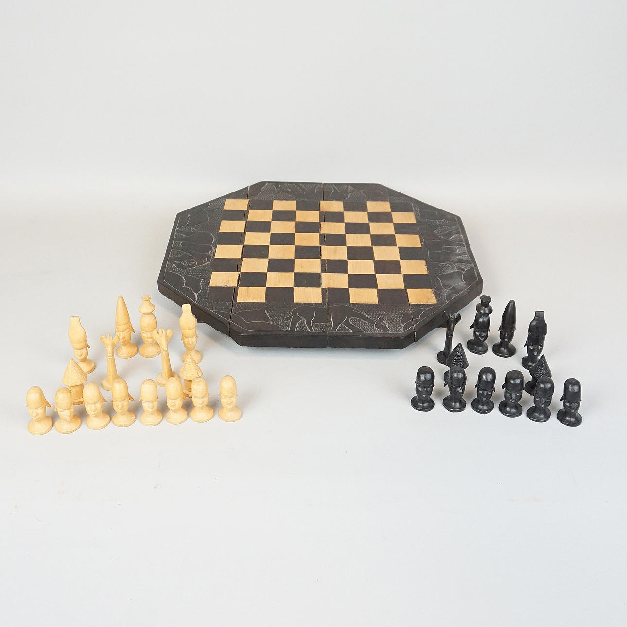 SCHACHSPIEL mit SCHACHFIGUREN, Holz, Afrika.