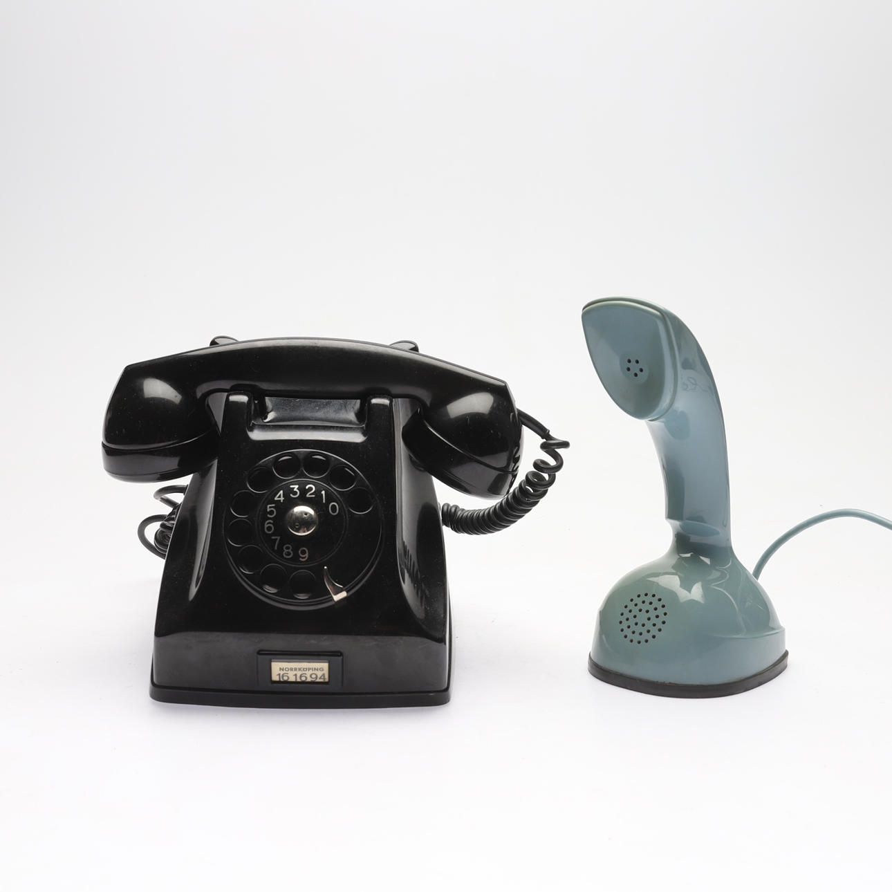 TELEFON, 2 stk, bakelit/plast, Lm Ericsson, bl.a. "Cobra", 20. århundrede.