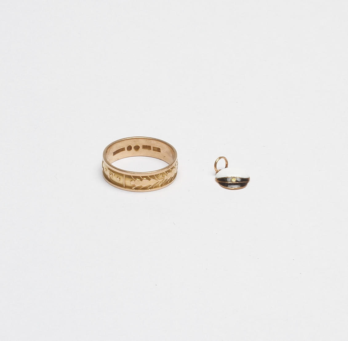 INGENJÖRSRING SAMT HÄNGE, 18k guld, vikt ca. 6,0 gram.