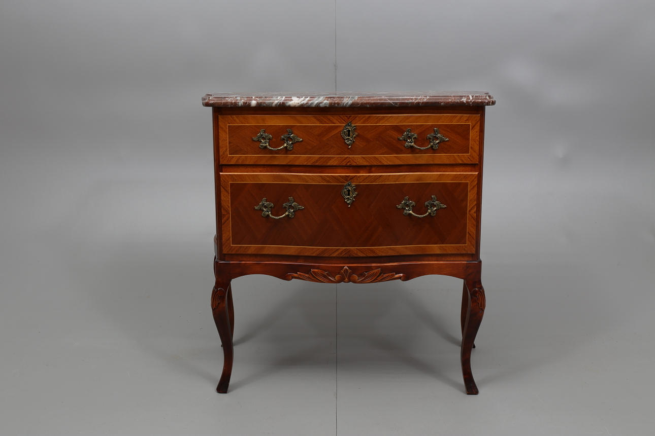 BYRÅ MED STENSKIVA, olika träslag, 2 lådor, 1900-talets andra hälft.