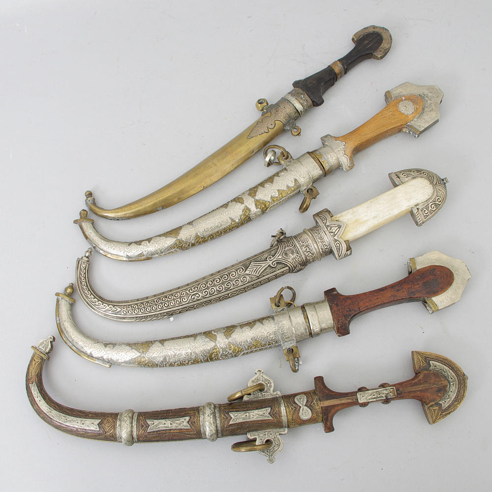 DRÄKTKNIVAR, 5 stycken, Marocko, fäste i trä samt kamelben.