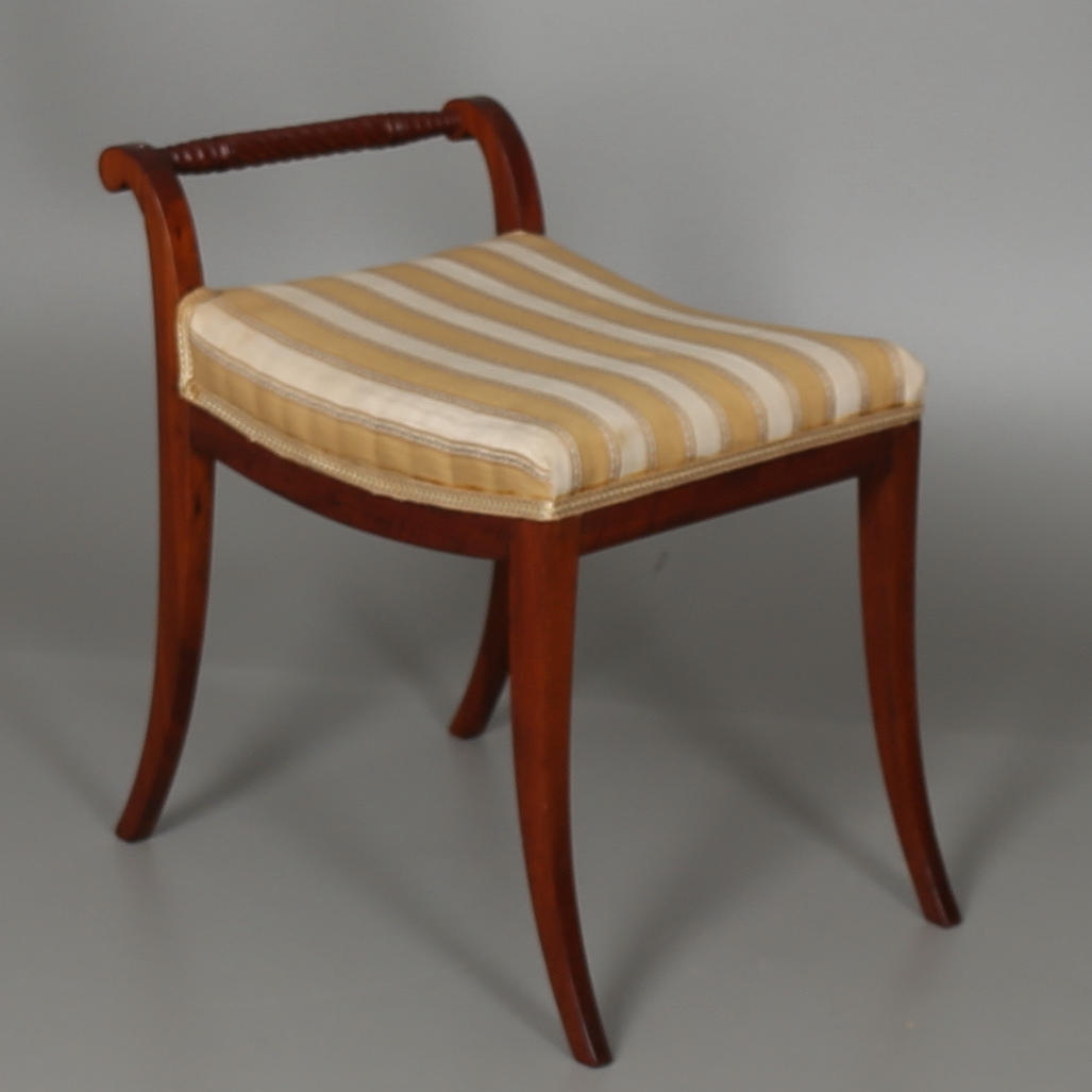 TABURETT i mahogny, empirestil, 1900-talets första hälft.