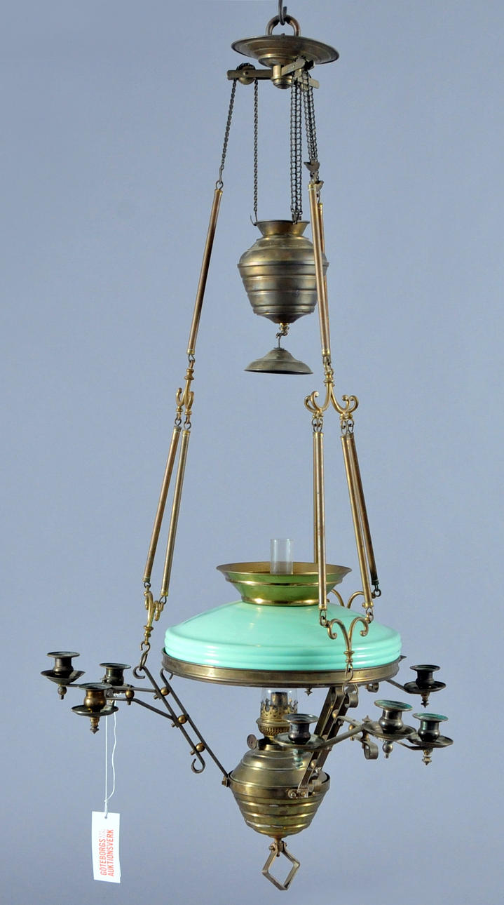 TAKFOTOGENLAMPA, mässingstomme, grön glaskupa. Höjd ca 100 cm.