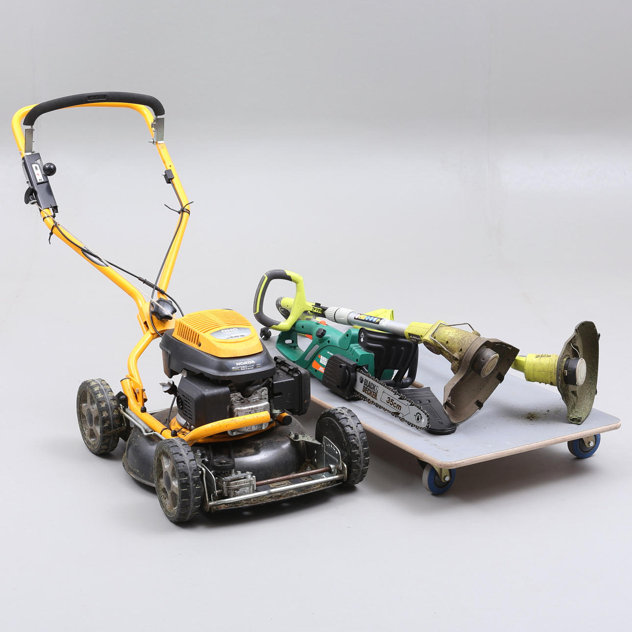 GARTENGERÄTE, einschließlich Rasenmäher, Kettensägen.