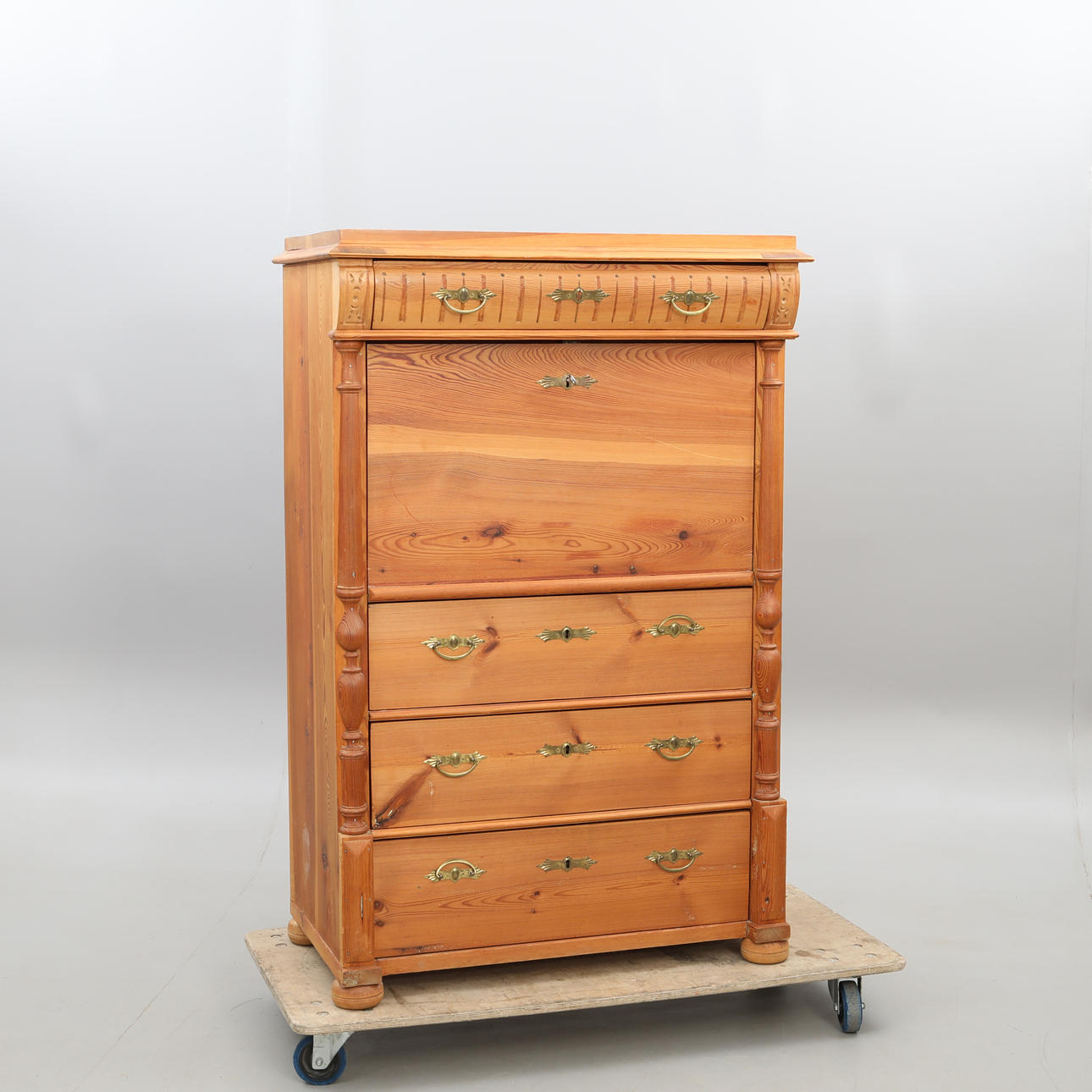 CHIFFONJE, med åtta bakomliggande lådor.