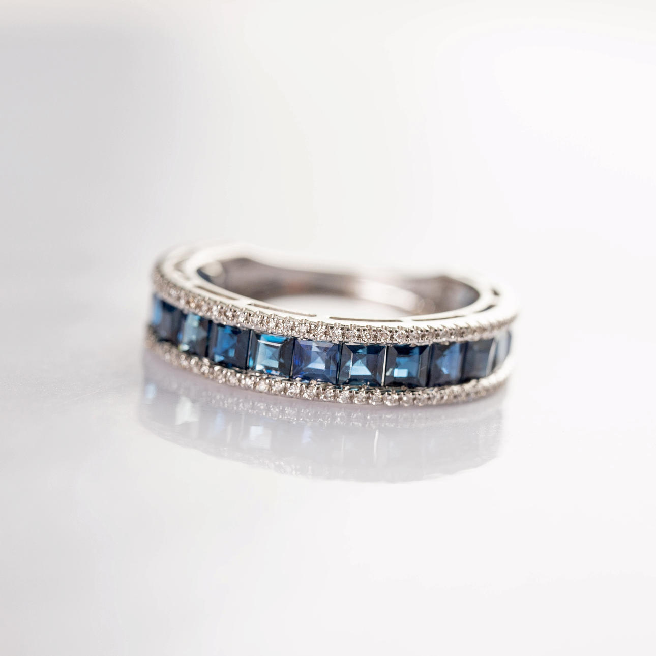 Ring med safirer och diamanter.