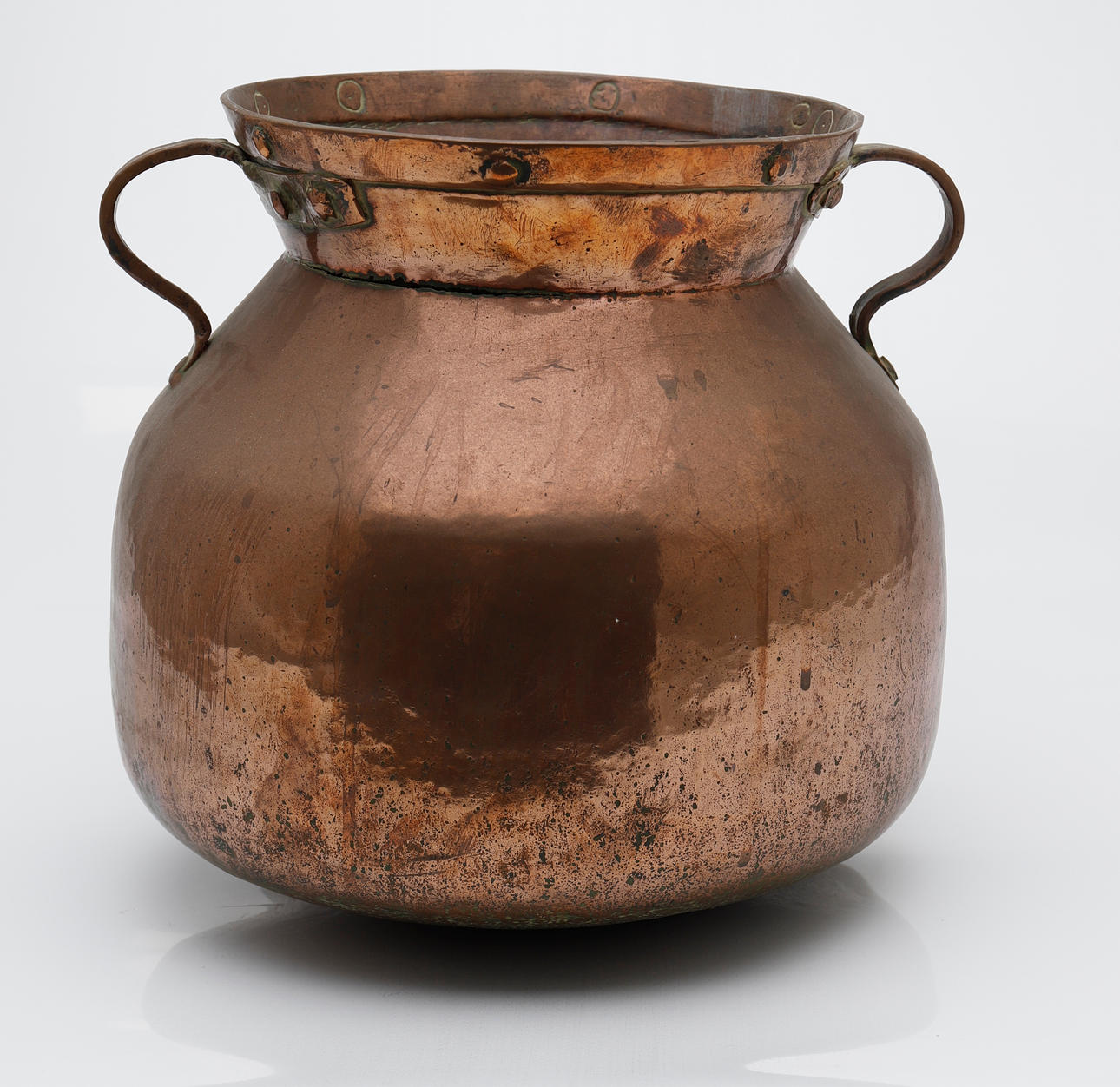 Kopparskål med två handtag.