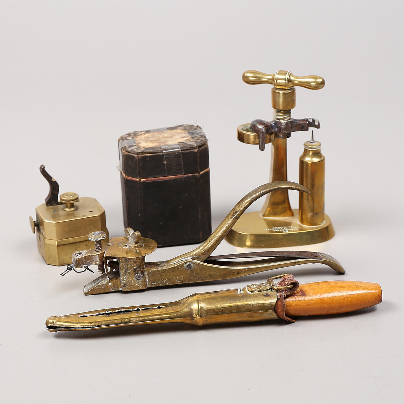 RELOADING TOOL, KNIFE etc., 4 parts, "Despatch Recapper", C&J Hawksley, A Halling, Eskilstuna, early 20th century.