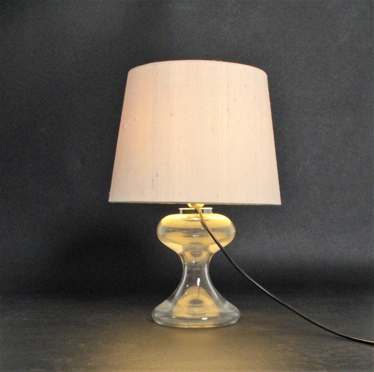 Tischleuchte mit Glasfuß.
