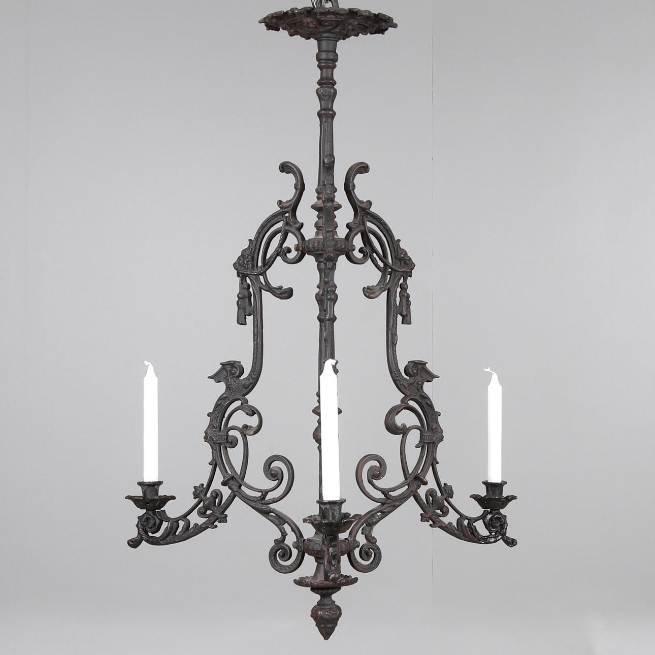 LJUSKRONA, gjutjärn, trearmad, samtida.