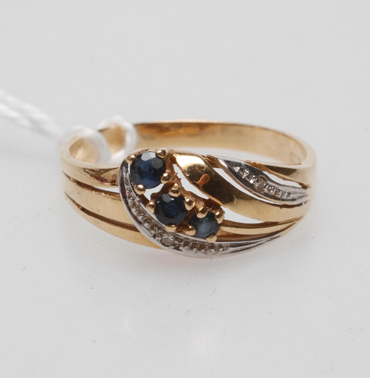 RING, 18k guld med stenar, vikt ca 3,4 gram.