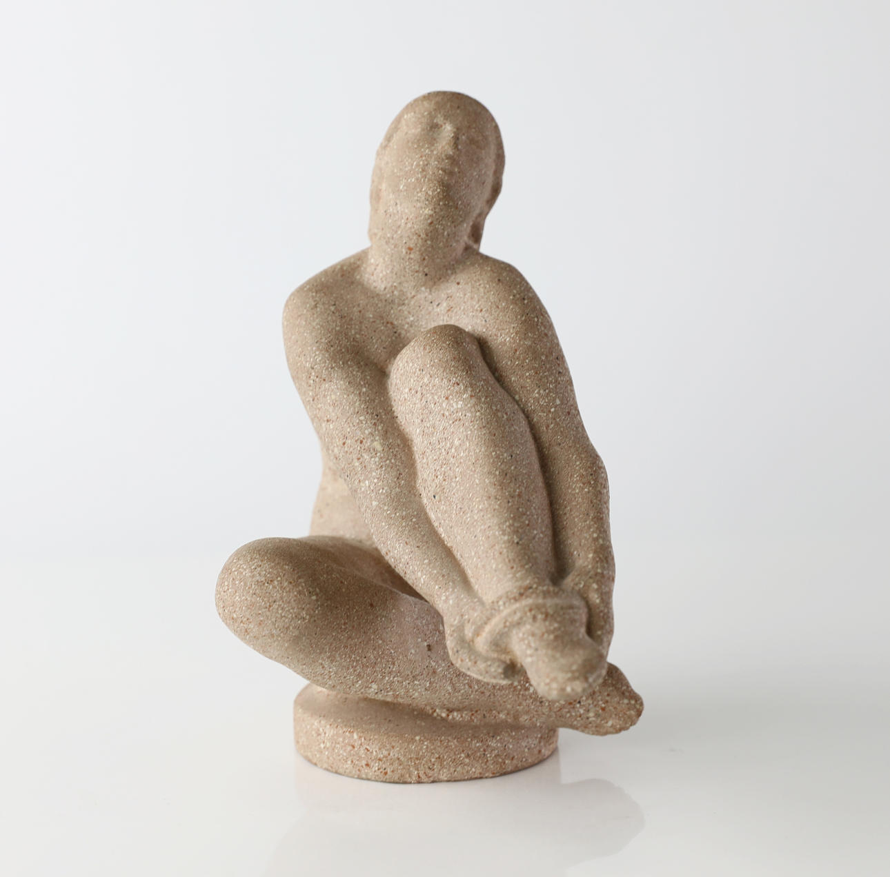 SKULPTUR, beton, siddende kvinde.