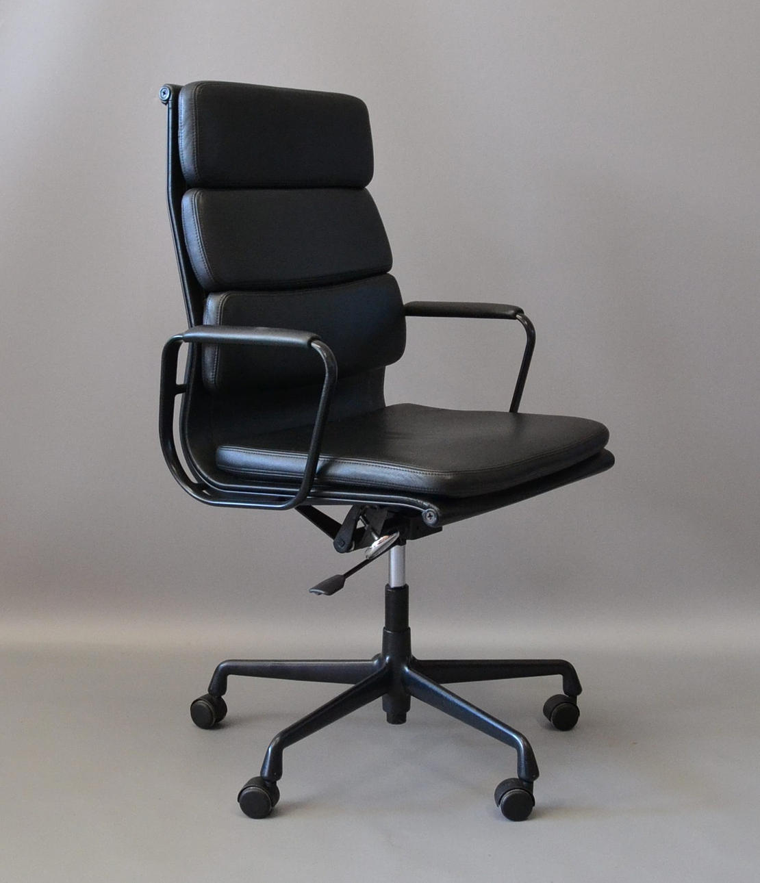 CHARLES & RAY EAMES. Vitra läder kontorsstol.