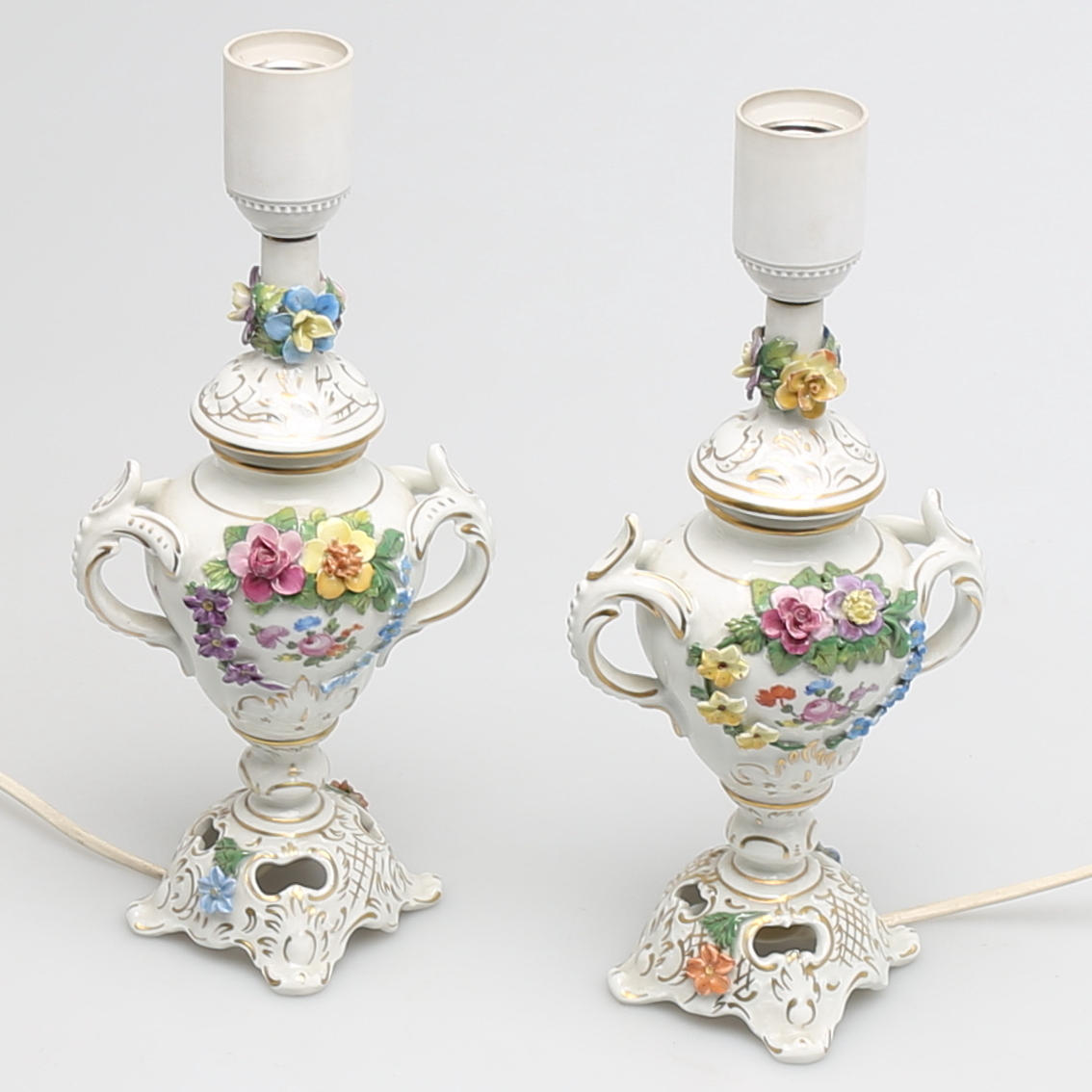 BORDSLAMPOR i porslin, ett par, Sächsische Porzellanfabrik, Dresden, Tyskland.