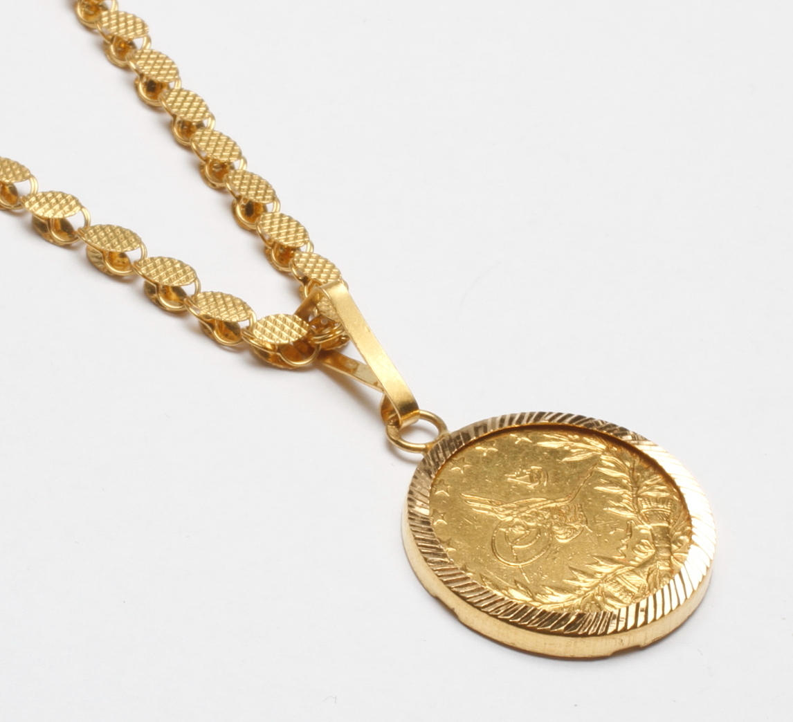 HALSKEDJA SAMT HÄNGE MED MYNT, 21k guld, vikt ca 24,3 gr.