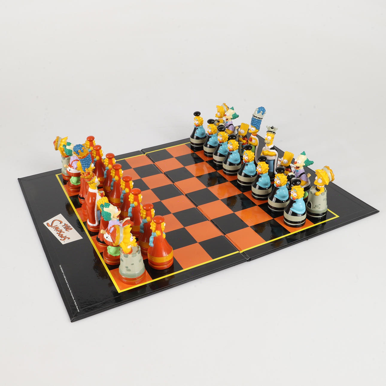 JUEGO DE AJEDREZ, "Los Simpson", plástico, años 2000.