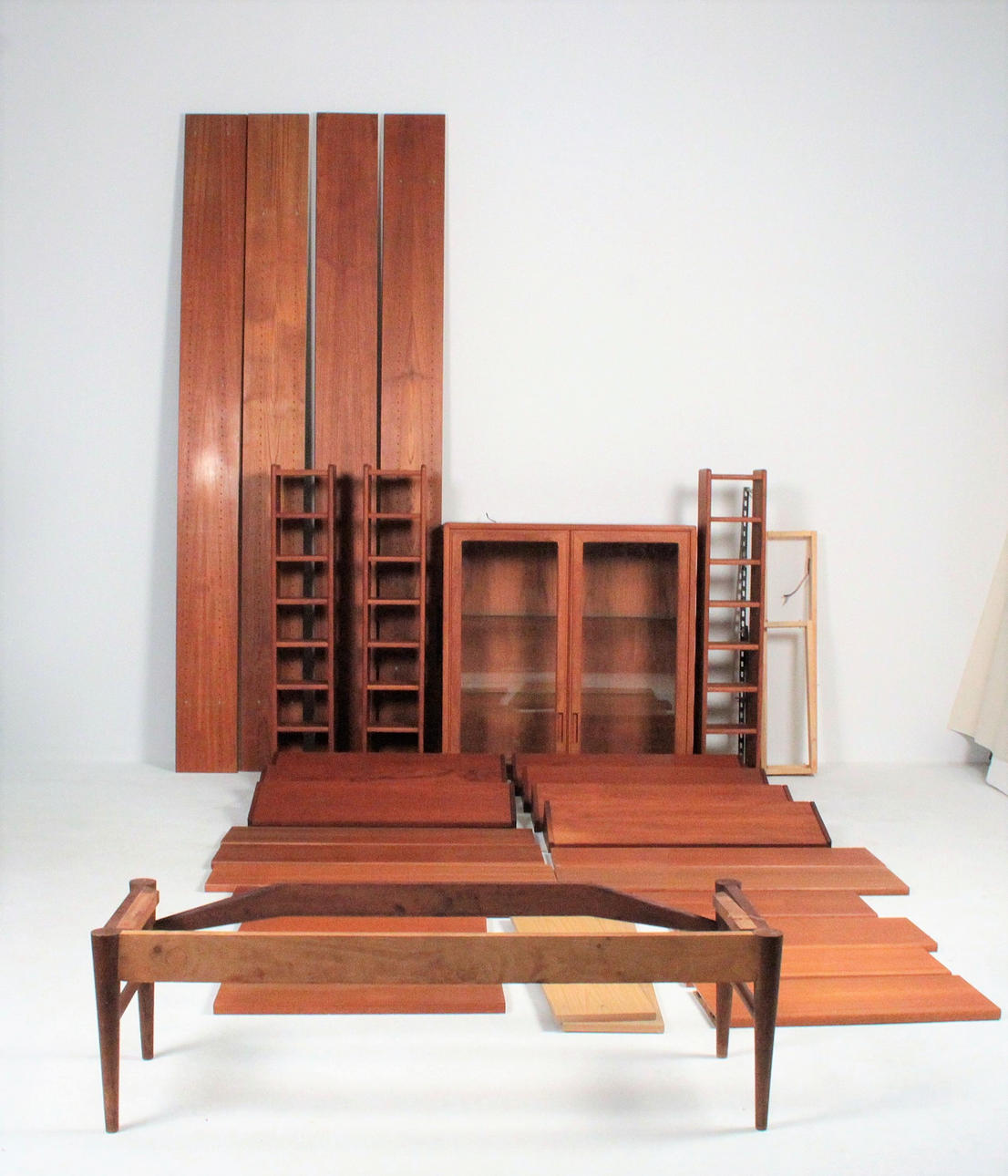 Sistema de estanterías convolutas de teca.