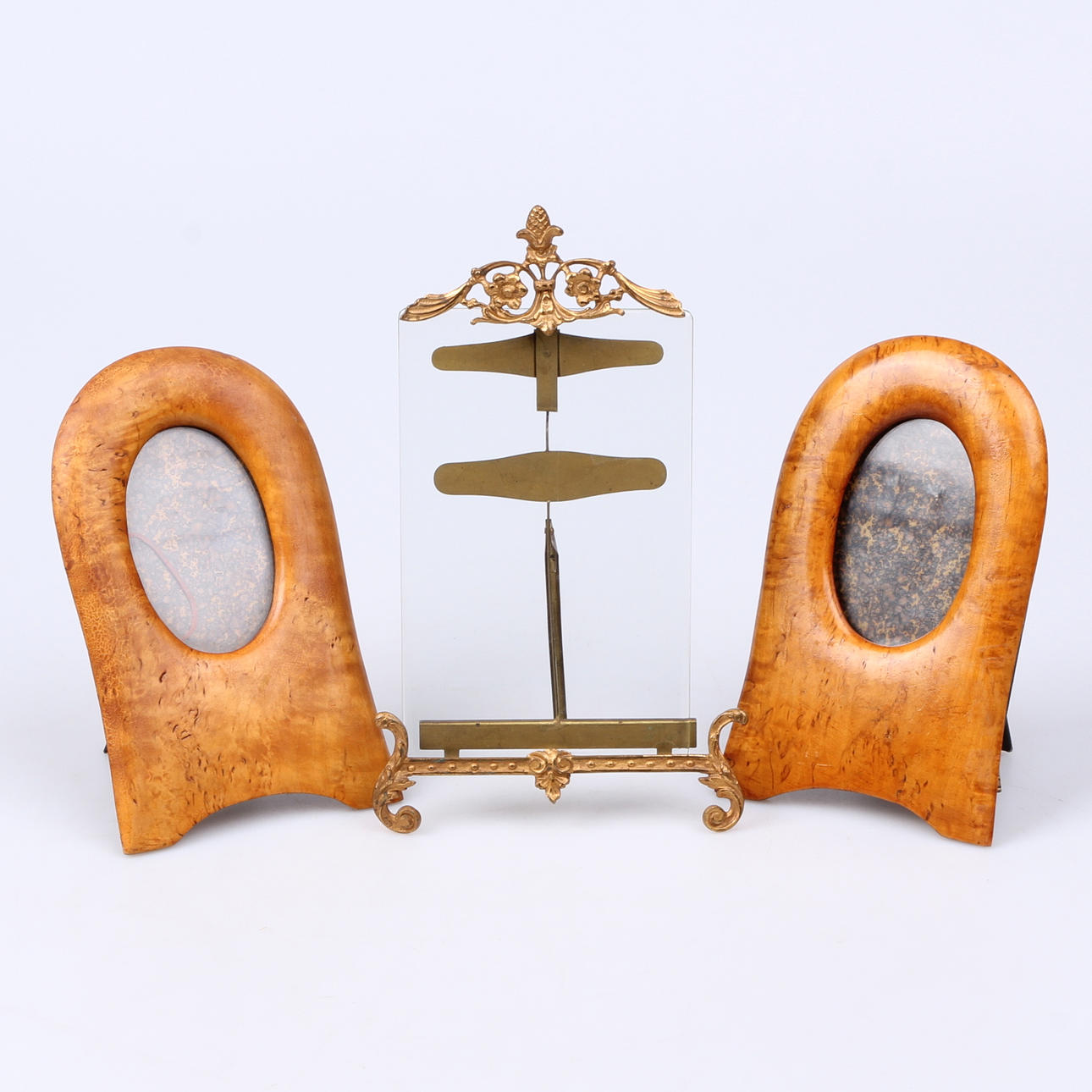 FOTORAMAR, 3 st. Mässing och glas, nyrokoko, samt masurbjörk, omkring sekelskifet 1900.