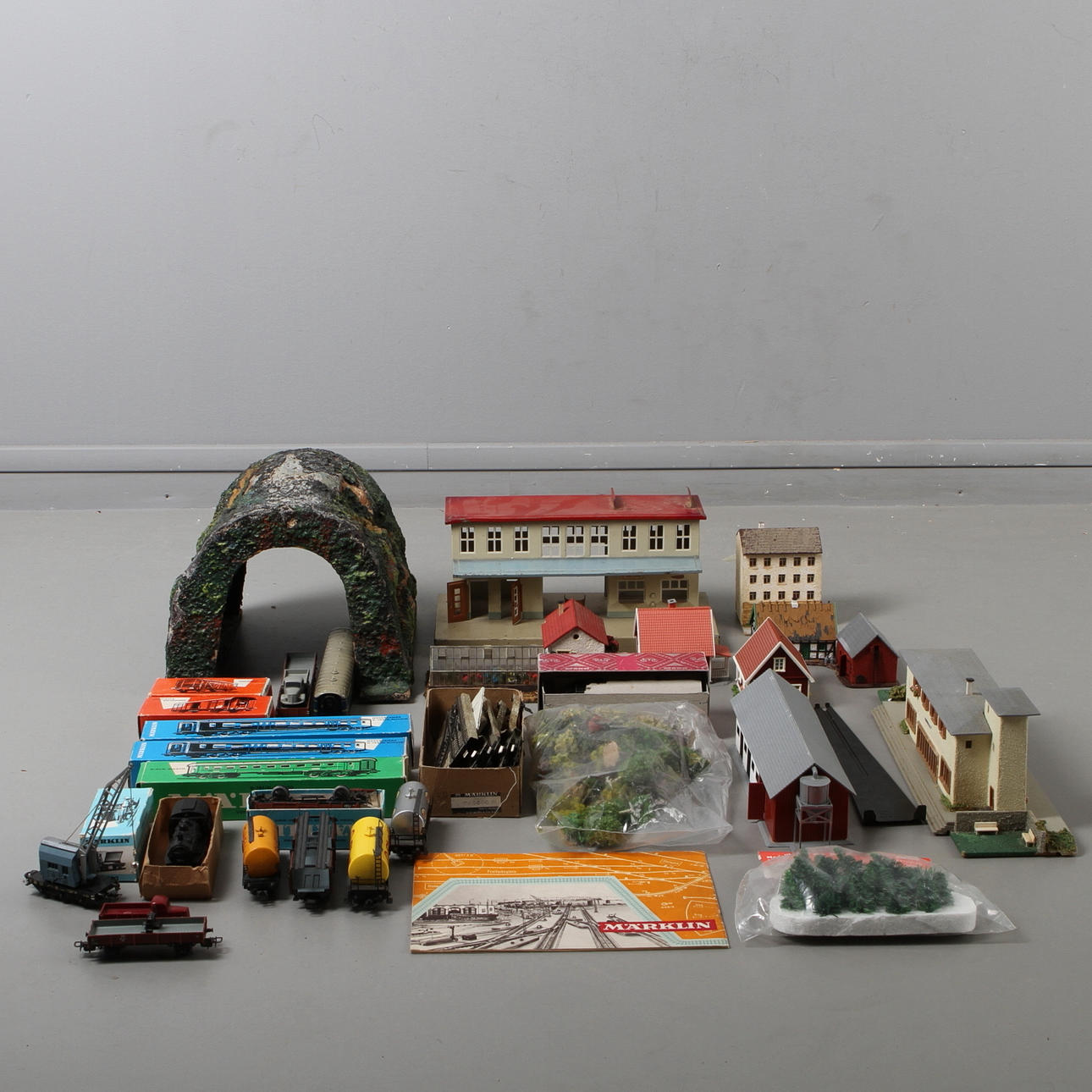 MODELLTÅG MÄRKLIN 2 ånglok TM800 och 3000.1, 15 vagnar och tillbehör. Delvis originalkartonger.