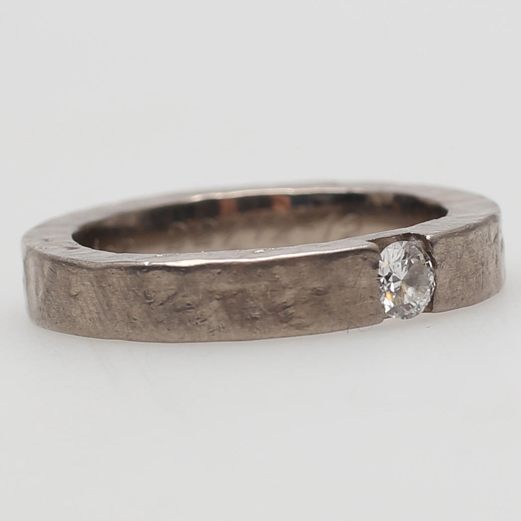 ENSTENSRING i 18K vitguld med 0,20 ct Wesselton vvs diamant.