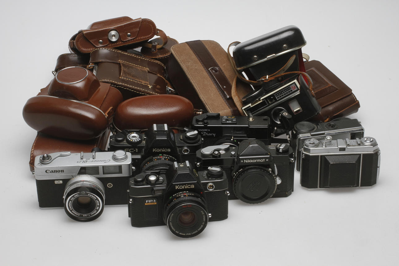 KAMEROR, 8 st samt TOMMA FODRAL, 1900-talets andra hälft.