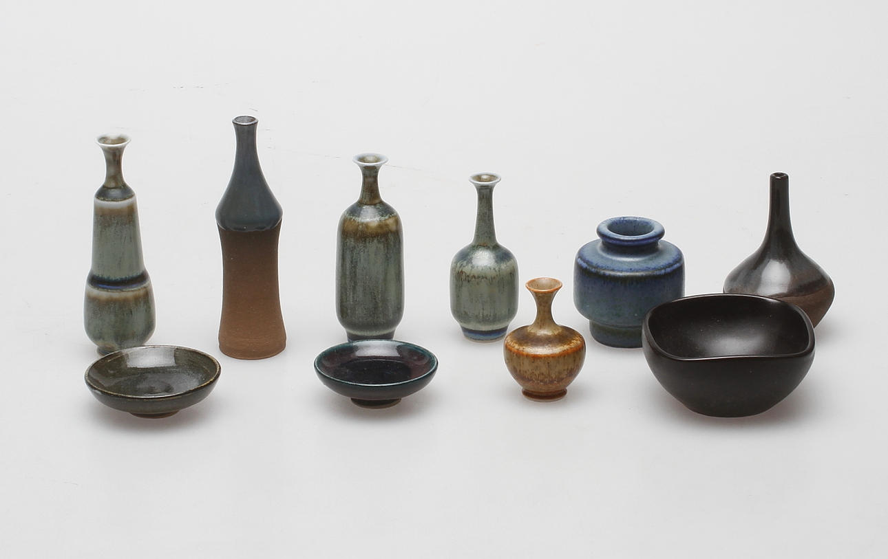 MINIATYRER, keramik. 10 st. Bland annat John Andersson, Höganäs och Carl Harry Stålhane, Rörstrand.