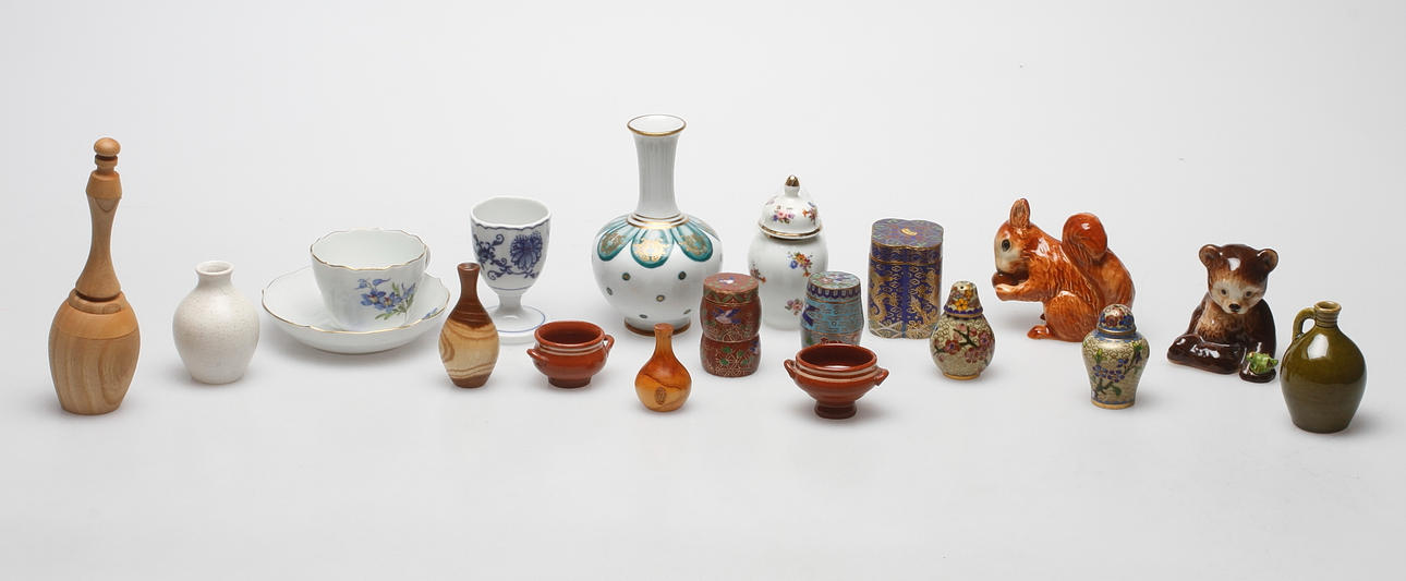 FIGURINER och MINIATYRER med mera. Cloisonne, porslin, keramik, trä, 18 delar. Bland annat Meissen och Goebel, 1900-tal.