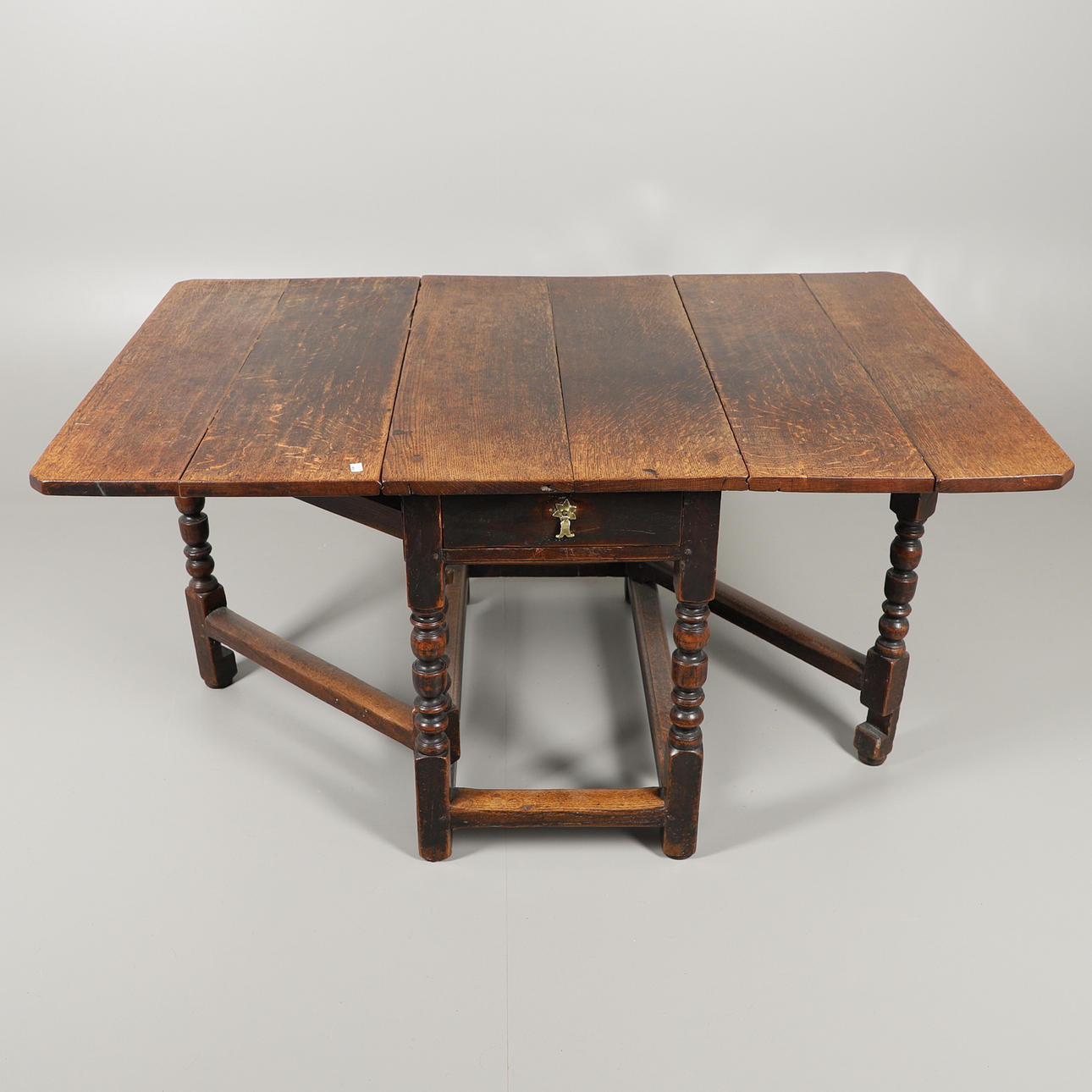 AN 18TH CENTURY OAK GATELEG TABLE.