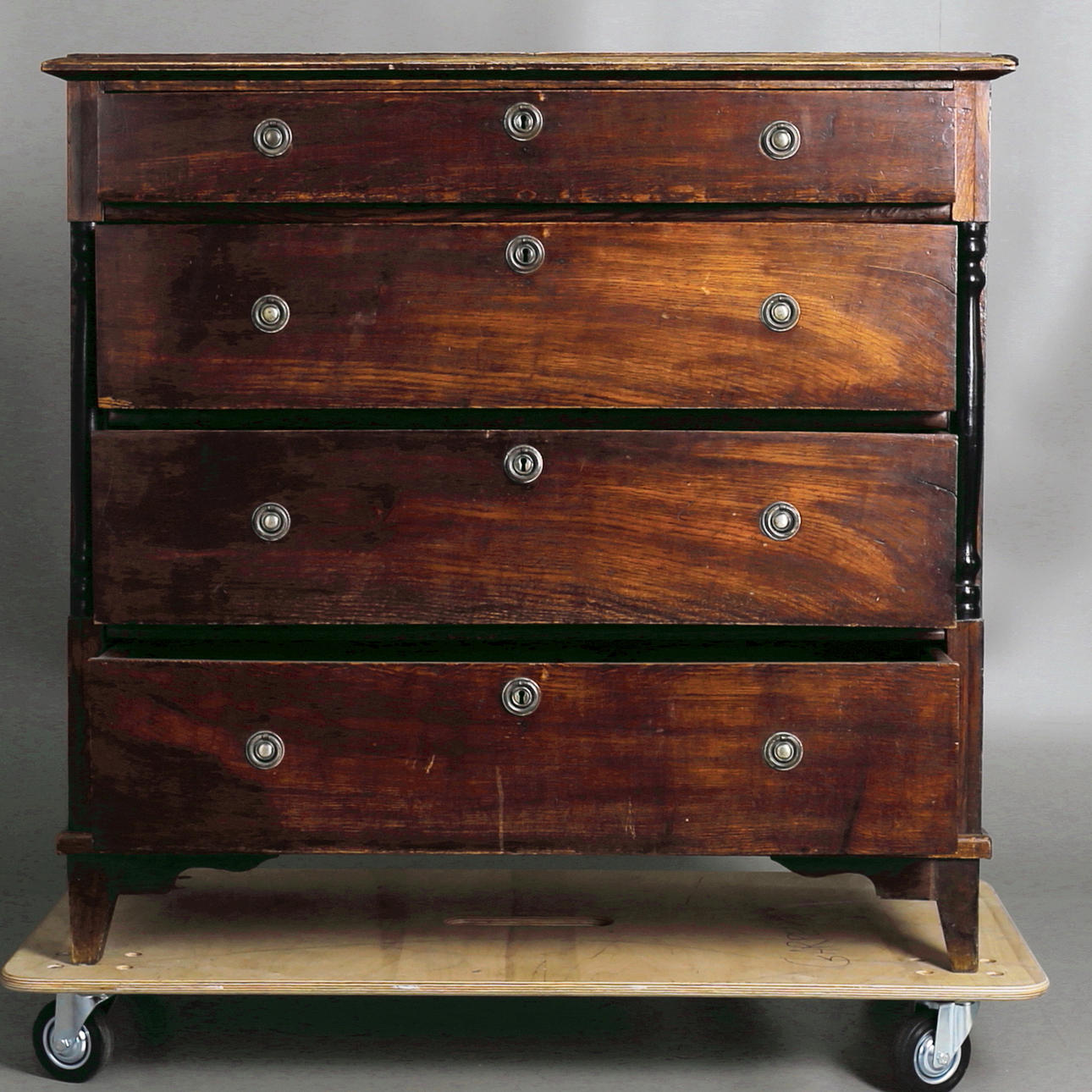 BYRÅ i lövträ, 1800/1900-tal.