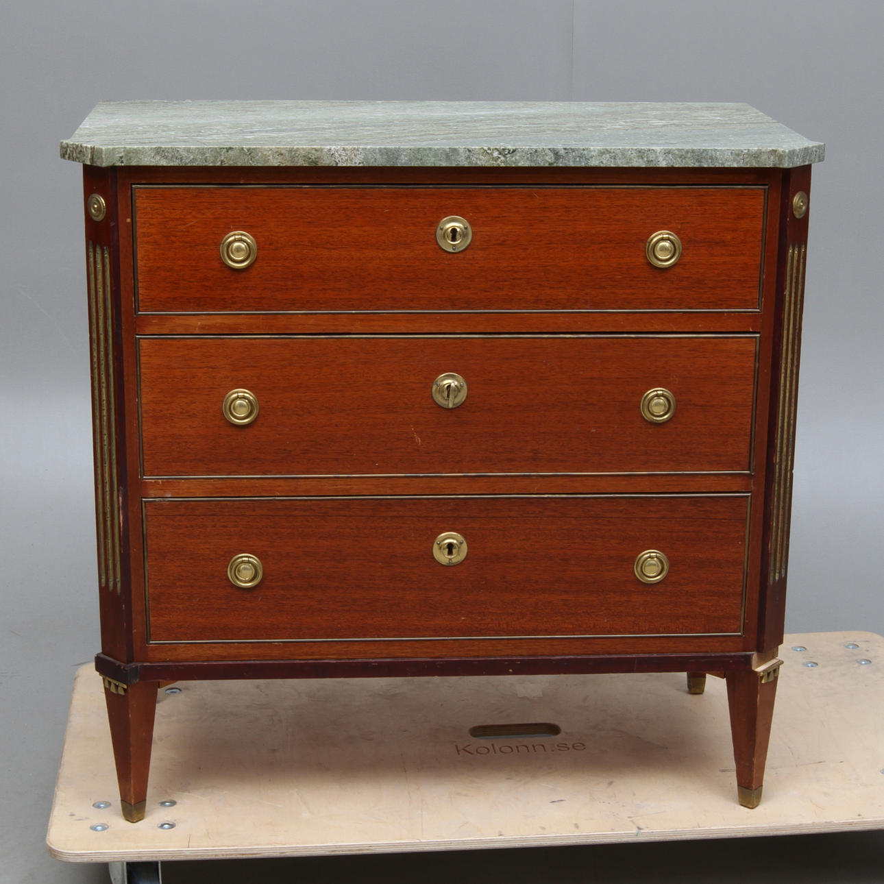 BYRÅ med stenskiva, gustaviansk stil, 1900-tal.