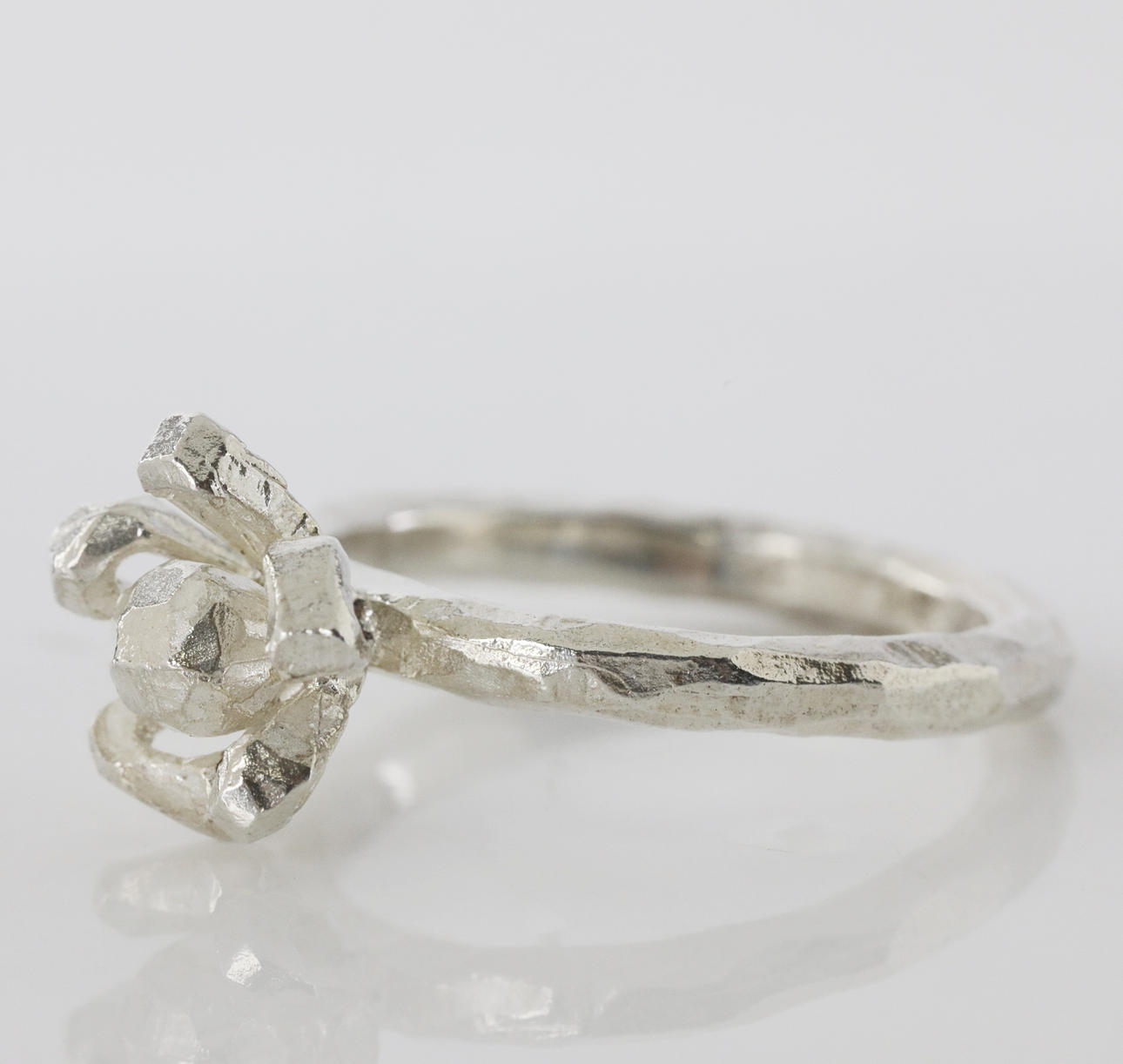 SANDBERG SWEDEN. ring, silver, blomma.