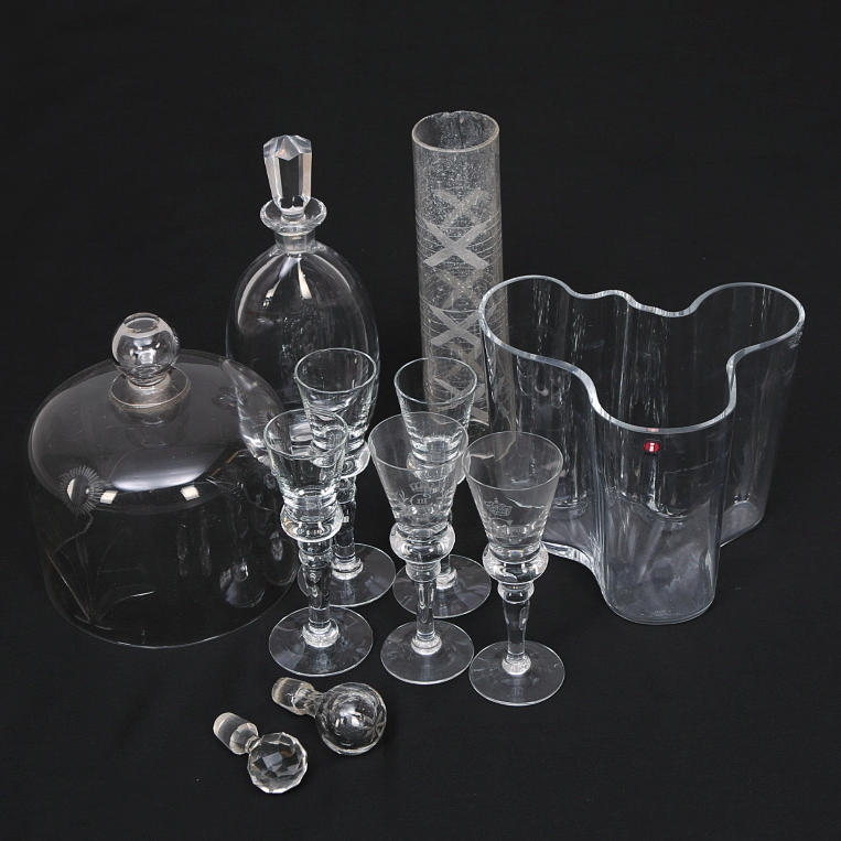 GLASFÖREMÅL, 11 st, snapsglas, ostkupa, vas Alvar Aalto, karaff, glasrör.