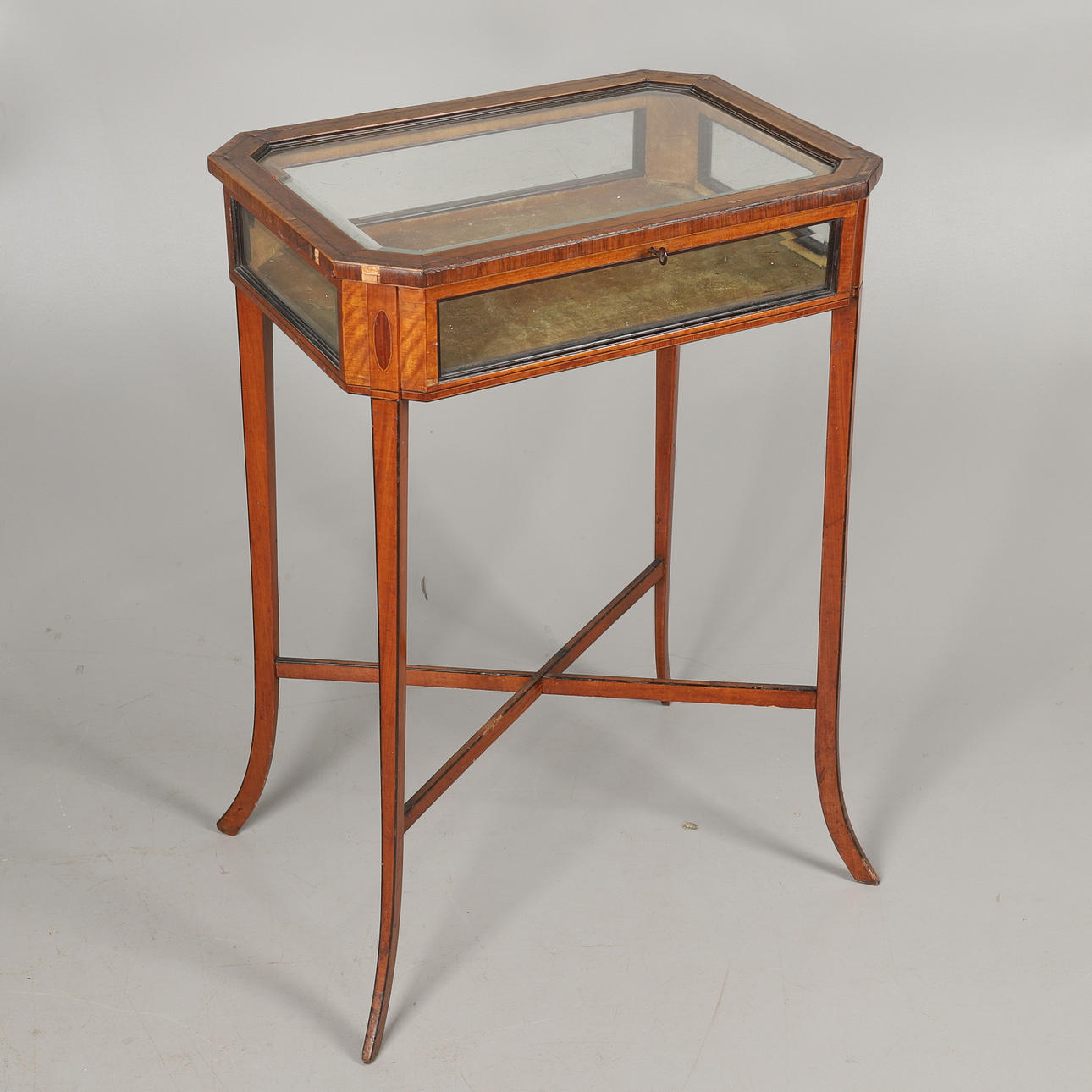 AN EDWARDIAN SATINWOOD BIJOUTERIE TABLE.