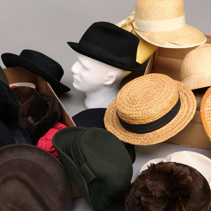 HATTAR, 20 st, strå, filt, tyg, fjäder.