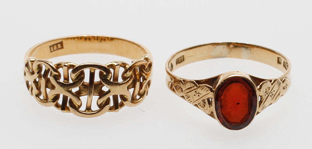 PRYDNADSRINGAR, 2st, 18k guld, bla med granat, vikt ca 4,8 gram.