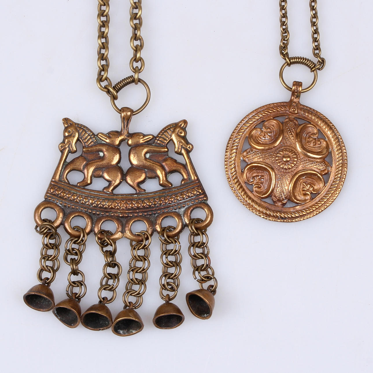 HÄNGSMYCKEN, 2 st. Brons, Kalevala Koru, Finland.