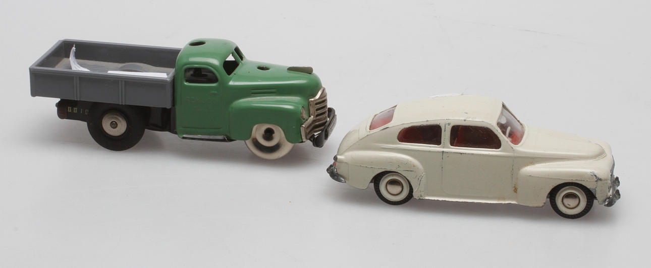 MODELLBILAR 2 st. Tekno och Schuco.
